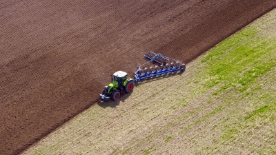 Ein Landwirt pflügt ein abgeerntetes Feld und bereitet es für die Neubestellung vor. (Foto: Jens Büttner/dpa-Zentralbild/dpa)