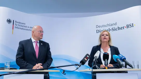 Bundesinnenministererin Nancy Faeser (SPD) und Arne Schönbohm, inzwischen freigestellter Präsident des BSI. (Foto: Rolf Vennenbernd/dpa)
