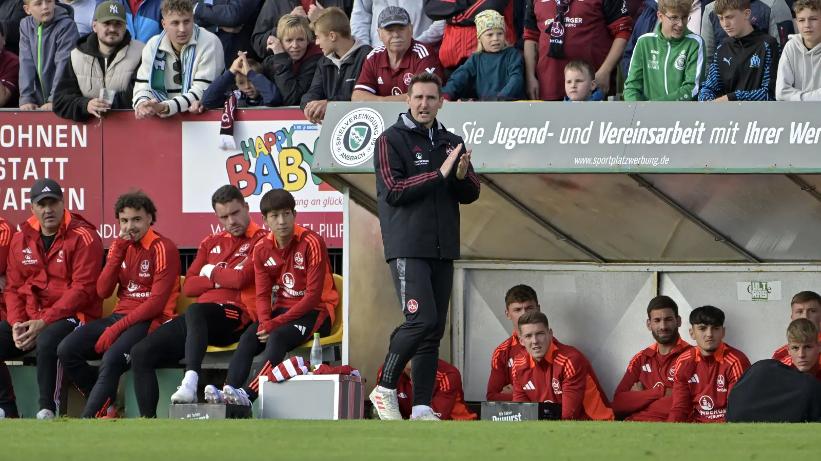 Applaus von Miroslav Klose, auch für die SpVgg Ansbach. Der Trainer des 1. FC Nürnberg zollte den Ansbachern seinen Respekt für deren Leistung bei der 1:4-Niederlage im Testspiel gegen den Club. (Foto: Martin Rügner)