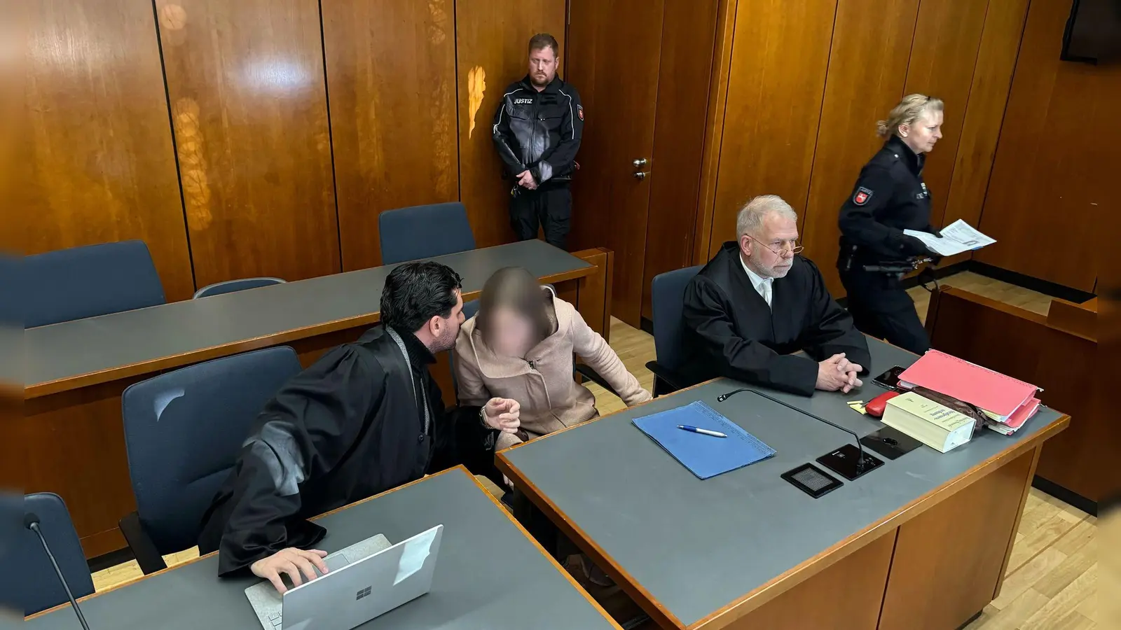 Eine Sozialarbeiterin ist wegen Mordes an einem 15-jährigen Mädchen verurteilt worden. (Archivbild)  (Foto: Maurice Dirker/dpa)