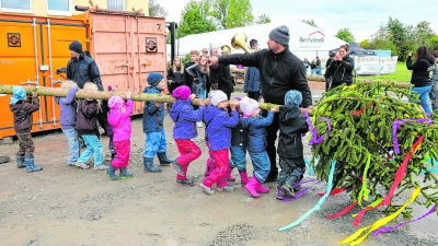 Der schmucke Kirchweihbaum wird auch heuer wieder aufgestellt. Ein Spektakel, das Sie erleben sollten! (Foto: Archiv)
