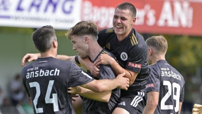 Jubel bei der SpVgg Ansbach: Hier freuen sich (von links) Ben Müller, Torschütze Matthias Hahn und Mirko Puscher über den Treffer zum 2:2. (Foto: Martin Rügner)