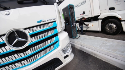 Ein Ladestecker steckt in einem elektrisch angetriebenen Mercedes-Benz eActros des Lastwagenherstellers Daimler Truck. (Foto: Marijan Murat/dpa)
