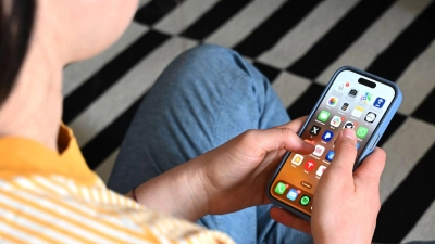 Jugendliche fordern tendenziell statt Verboten eher besseren Schutz auf digitalen Plattformen.(Symbolbild) (Foto: Elisa Schu/dpa)