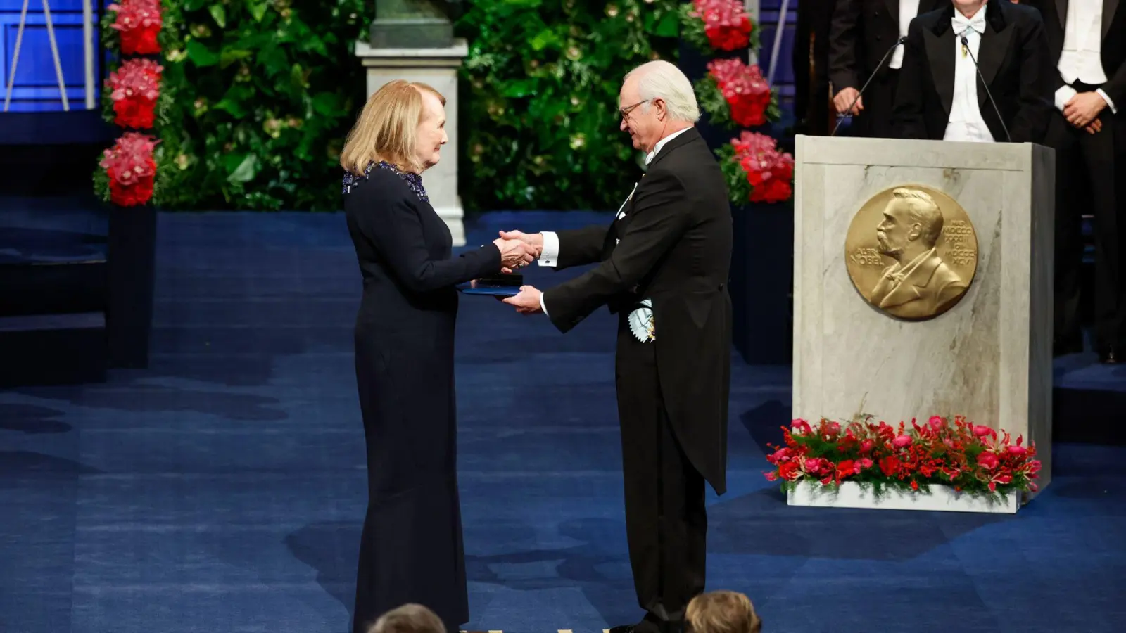 König Carl Gustaf von Schweden (r) übergibt Annie Ernaux den Literaturnobelpreis. (Foto: Christine Olsson/TT NEWS AGENCY/AP/dpa)