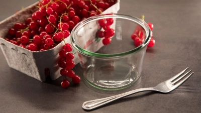 Lassen sich Johannisbeeren mit einer Gabel ganz einfach entstielen? (Foto: Christin Klose/dpa-tmn)