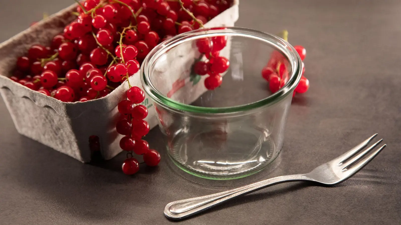 Lassen sich Johannisbeeren mit einer Gabel ganz einfach entstielen? (Foto: Christin Klose/dpa-tmn)