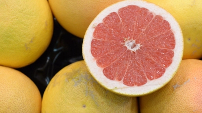Die Grapefruit blockiert wichtige Enzyme und kann daher die Wirkung von Medikamenten beeinflussen. (Foto: Andrea Warnecke/dpa-tmn)