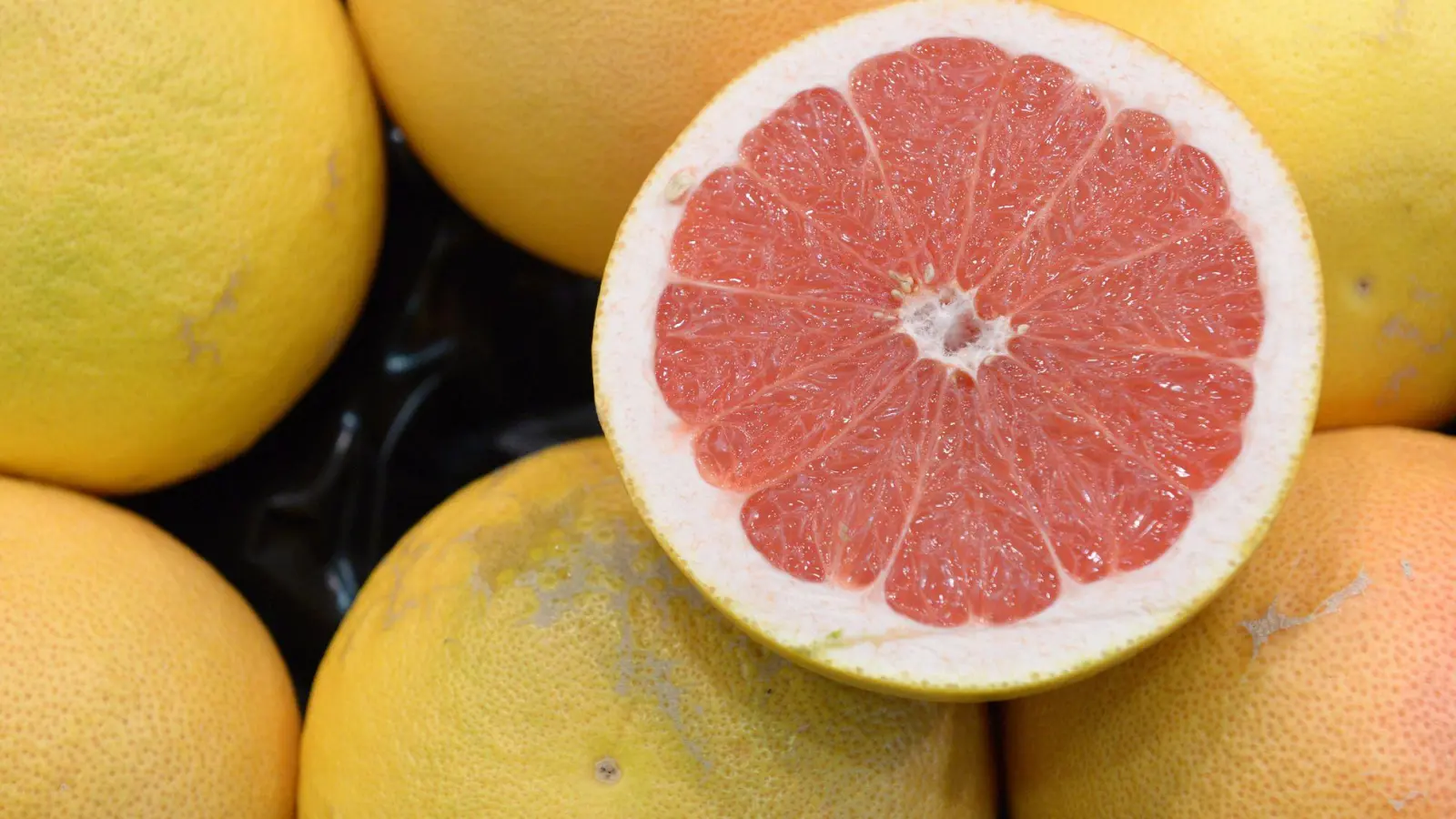 Die Grapefruit blockiert wichtige Enzyme und kann daher die Wirkung von Medikamenten beeinflussen. (Foto: Andrea Warnecke/dpa-tmn)