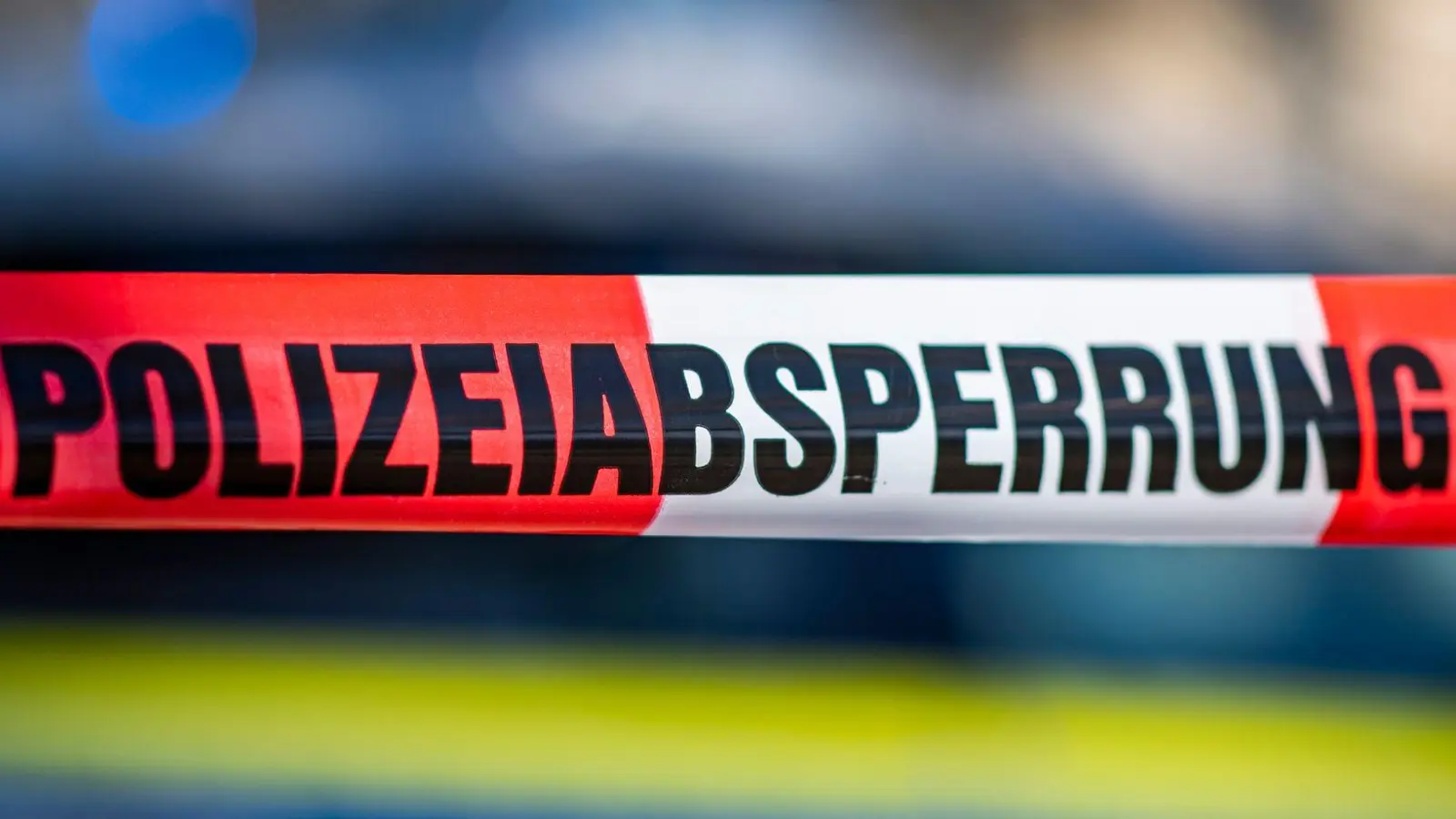 Während des Einsatzes sperrte die Polizei die Straße im Bereich der Unterkunft. (Symbolbild) (Foto: David Inderlied/dpa)