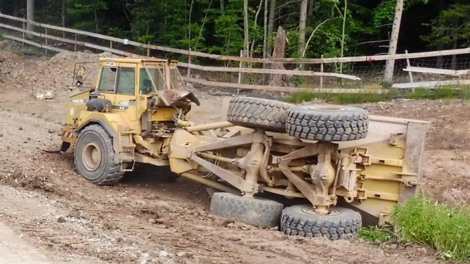 Ein schwerer Muldenkipper geriet auf einer Baustelle an der A6 ins Rutschen.  (Foto: privat)