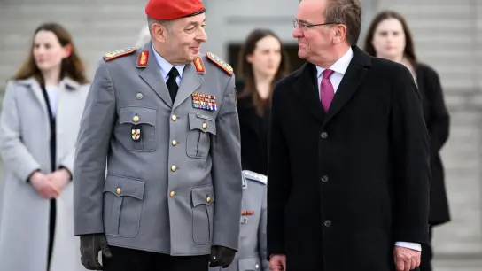 Verteidigungsminister Boris Pistorius (r) mit dem neuen Generalinspekteur der Bundeswehr, Carsten Breuer. (Foto: Bernd von Jutrczenka/dpa)