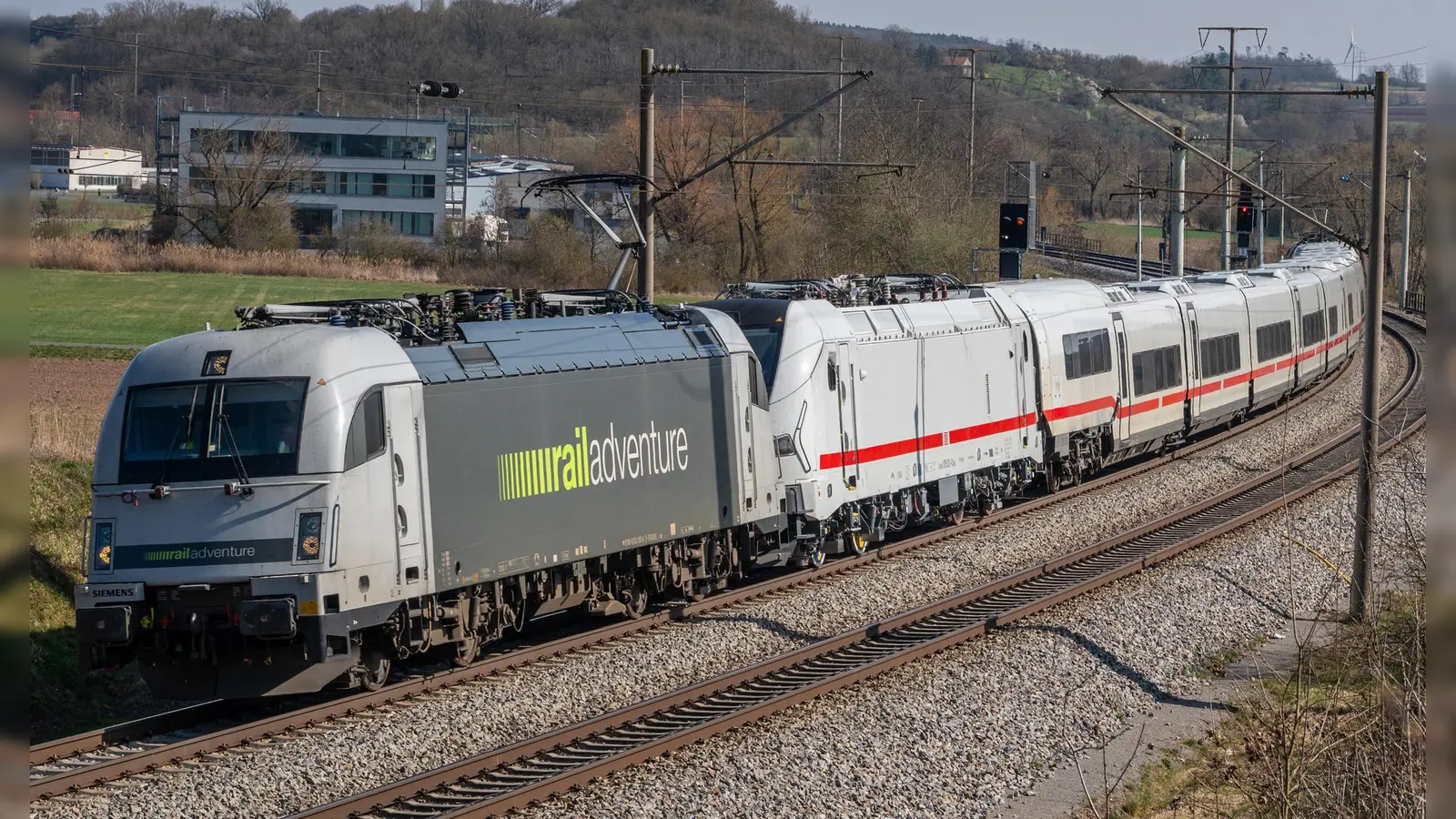 Gezogen und geschoben von Schnellzuglokomotiven pendelte der ICE L am Freitag zwischen Neustadt/Aisch und Iphofen. (Foto: Johann Schmidt)
