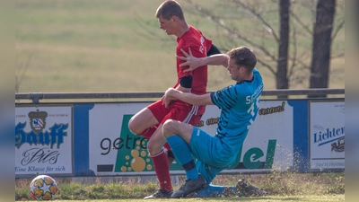 Das Gras spritzt: Der Mosbacher Tim Dollinger bremst Kevin Hofmann vom FC Dombühl. (Foto: Markus Zahn)