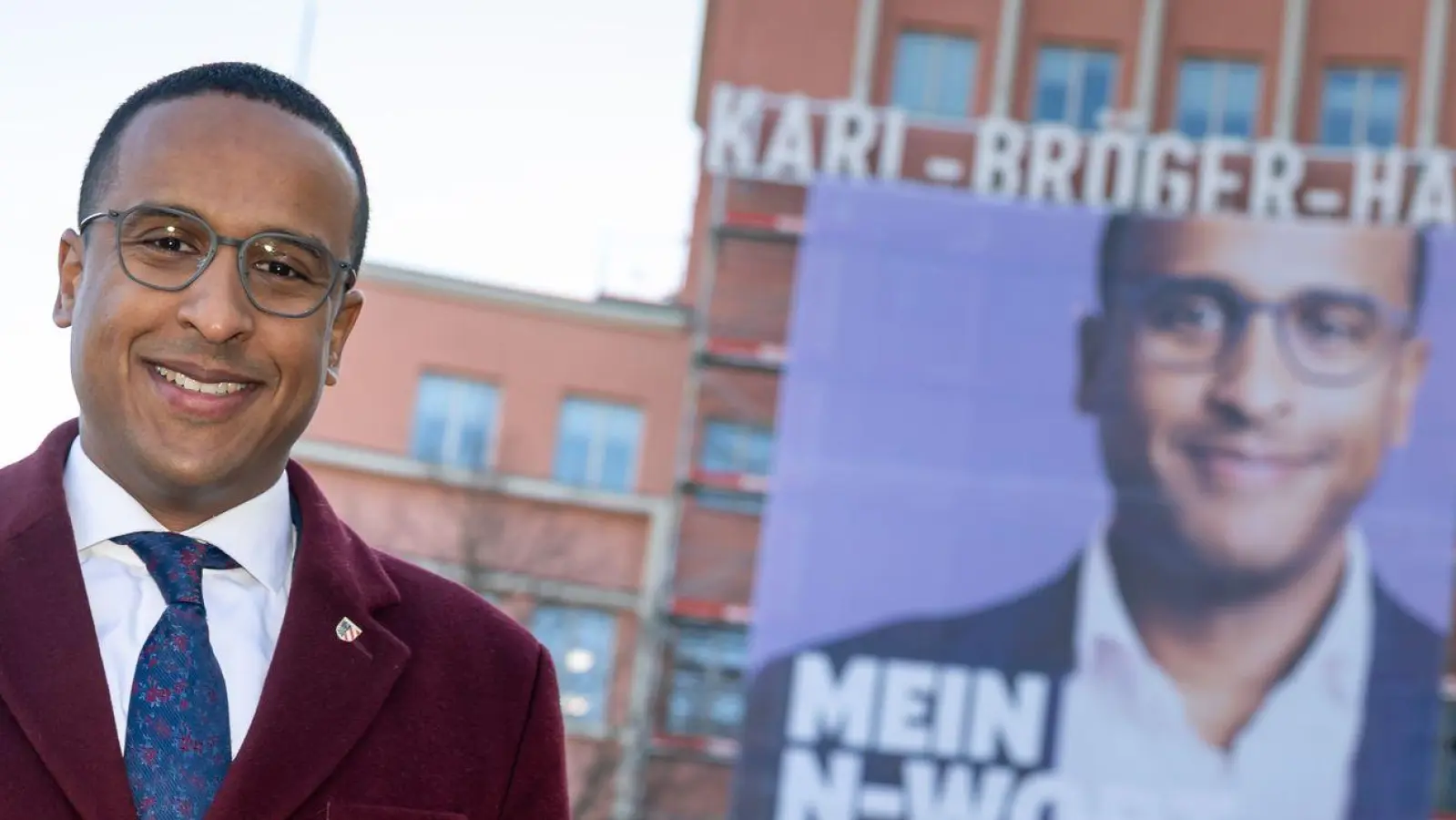 Nasser Ahmed hat nach eigenen Angaben seit der Bekanntgabe seiner Kandidatur Anfeindungen erlebt. Das Plakat sei eine Reaktion darauf, sagt er.  (Foto: Daniel Karmann/dpa)