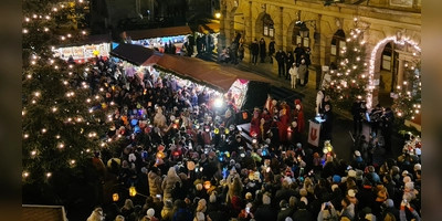 Der Platz vor dem Rathaus war voll, als die Kinder mit ihren Laternen eintrafen. Das Reiterle verzichtete bei seiner Ankunft daher auf das angestammte Pferd. (Foto: Margit Schwandt)