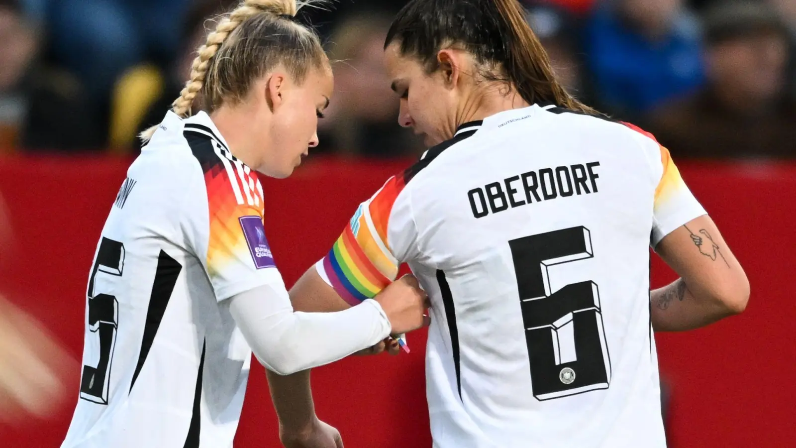 Giulia Gwinn (l.) trägt die Regenbogenbinde bei der EM (Foto: Sebastian Christoph Gollnow/dpa)