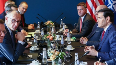 „Zwischen Europa und den Vereinigten Staaten von Amerika hat sich eine Kluft, ein tiefer Graben aufgetan“, konstatierte Kanzler Merz in seiner Rede bei der MSC. Später traf er sich dann mit US-Außenminister Marco Rubio. (Foto: Liesa Johannssen/Reuters/Pool/dpa)