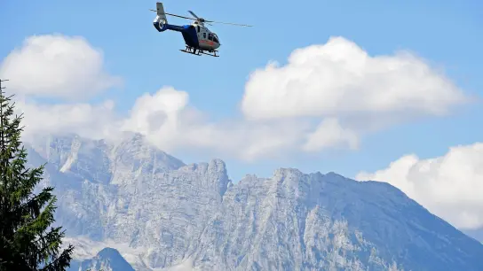 Ein Hubschrauber der Polizei fliegt während über die Berchtesgadener Berge. (Foto: Uwe Lein/dpa/Archivbild)