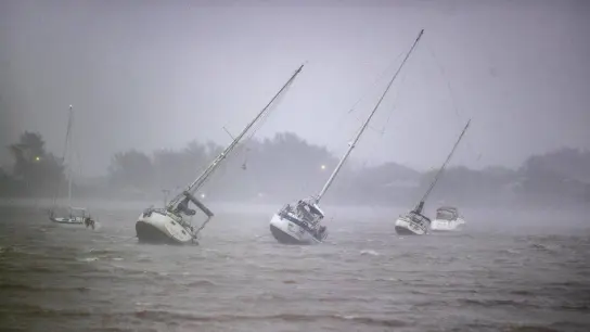 Segelboote werden in der Roberts Bay im Süden Floridas umhergeweht. (Foto: Pedro Portal/El Nuevo Herald via ZUMA Press/dpa)