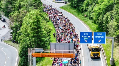 Tausende demonstrierten gegen die Umweltbelastungen durch den Transitverkehr. (Foto: Jason Tschepljakow/dpa)