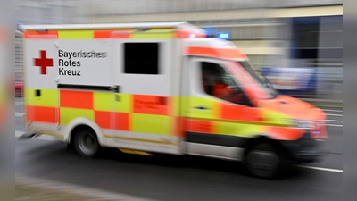 Nach der Notbremsung eines Kleinbusses nahe Münchberg musste eine 65-Jährige schwer verletzt ins Krankenhaus gebracht werden. (Symbolbild) (Foto: Peter Kneffel/dpa)