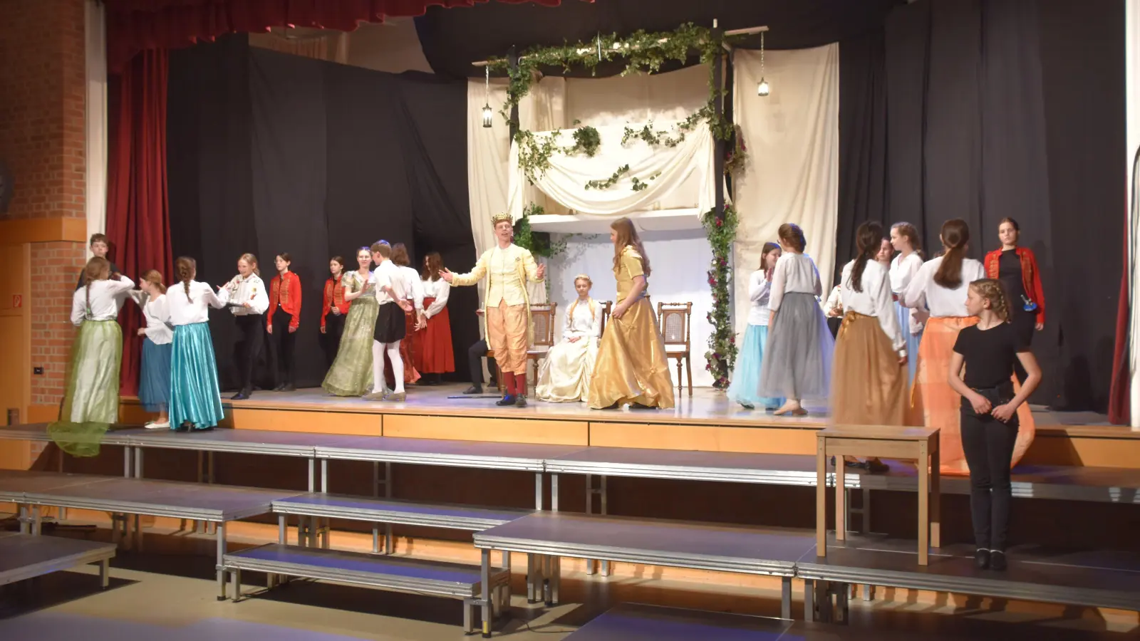 Mit ihrer Vielzahl von Akteuren kann die Theatergruppe des Gymnasiums Scheinfeld beim „Mann mit der eisernen Maske“ den Sonnenkönig Louis XIV. (Fabian Rüttinger, mit Krone) pompöse Feste feiern lassen. (Foto: Andreas Reum)