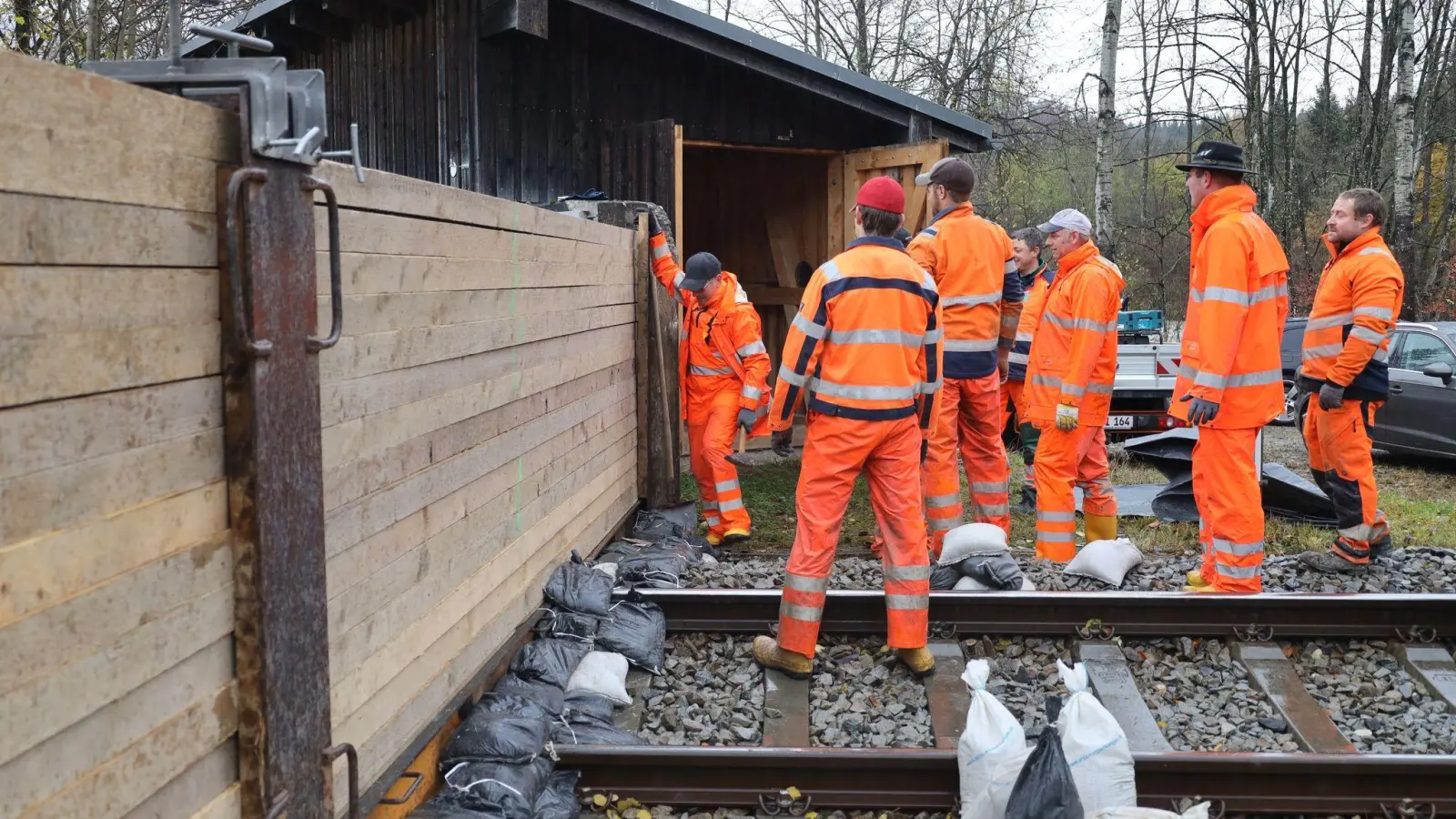 Einsatzkräfte errichten einen Hochwasserschutz auf der Bahntrasse zwischen Kempten und Immenstadt. (Foto: Davor Knappmeyer/dpa)