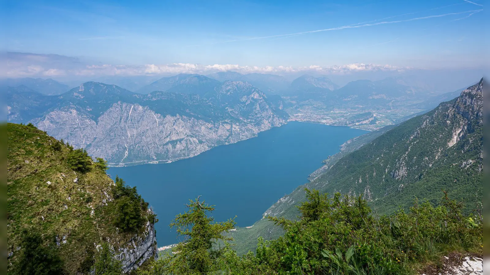 Die Strecke rund um den Gardasee in Oberitalien ist bei Radfahrern beliebt. (Archivbild) (Foto: Daniel Reinhardt/dpa)