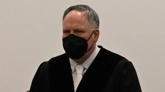 Vorsitzender Richter Dr. Markus Bader verkündete das Urteil, das weder der Anklage noch der Verteidigung folgt. (Archivbild: Manfred Blendinger)