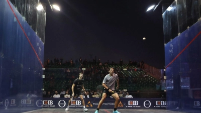 Zwei Squash-Spieler bei einem internationalem Turnier. (Foto: Omar Zoheiry/dpa)