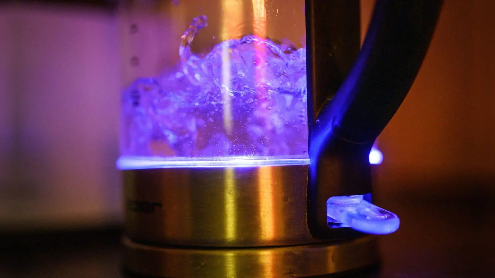 Die Menschen in Passau sind aufgerufen, ihr Trinkwasser vorübergehend abzukochen. (Symbolbild) (Foto: Frank Rumpenhorst/dpa)