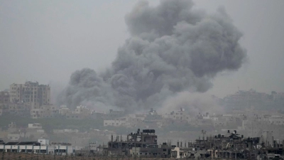 Nach schweren Luftangriffen im Gazastreifen steigt Rauch auf. (Foto: Leo Correa/AP/dpa)