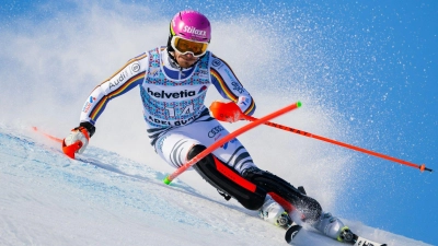Linus Straßer patzt beim Slalom von Adelboden. (Foto: Jean-Christophe Bott/KEYSTONE/dpa)