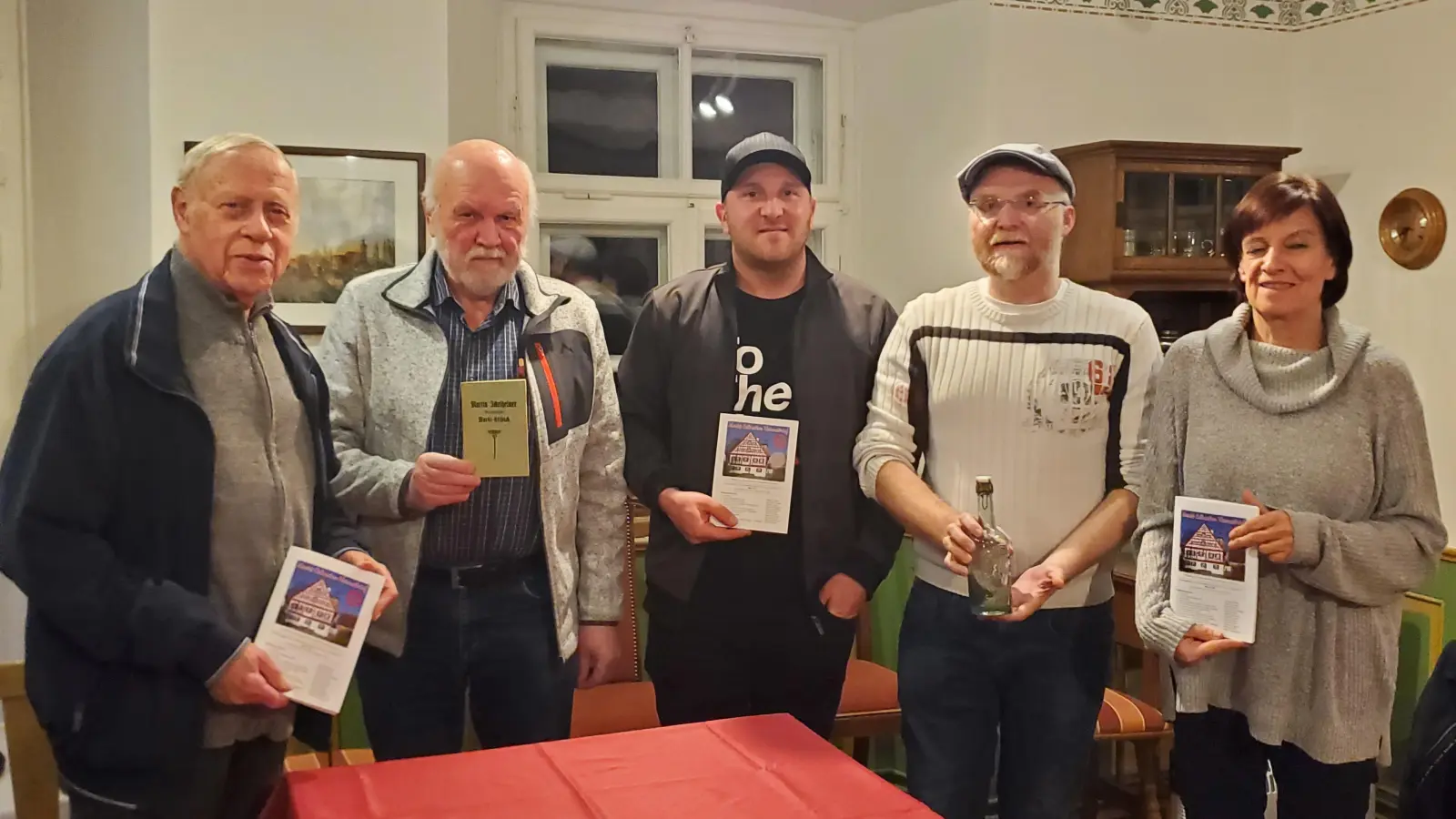 Gerhard Wagner (Zweiter von links) präsentiert mit Reiner Leinsle, Roland Glück, Robert Zöllner und Birgit Fleischmann (weiter von links) den letzten von 25 Heimatbriefen, die er für den Verein zusammenstellte. (Foto: Ulli Ganter)