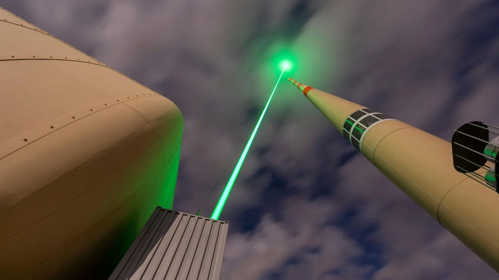 Ein Laser kann bei einem Gewitter Blitzentladungen zu einem Blitzableiter führen. (Foto: Martin Stollberg/TRUMPF/dpa)