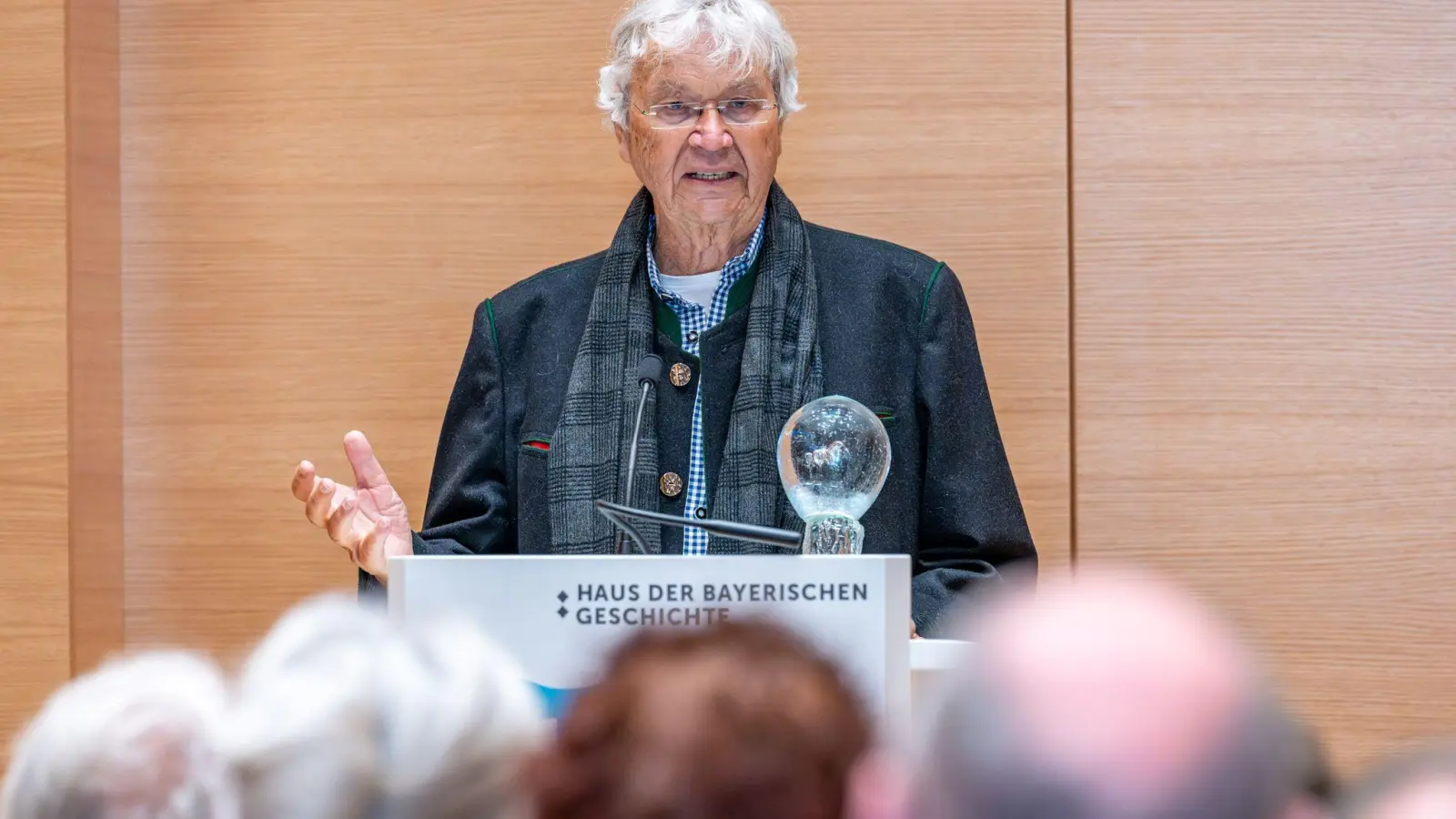 Kabarettist Gerhard Polt spricht nach seiner Auszeichnung mit der „Bairischen Sprachwurzel”. (Foto: Armin Weigel/dpa)