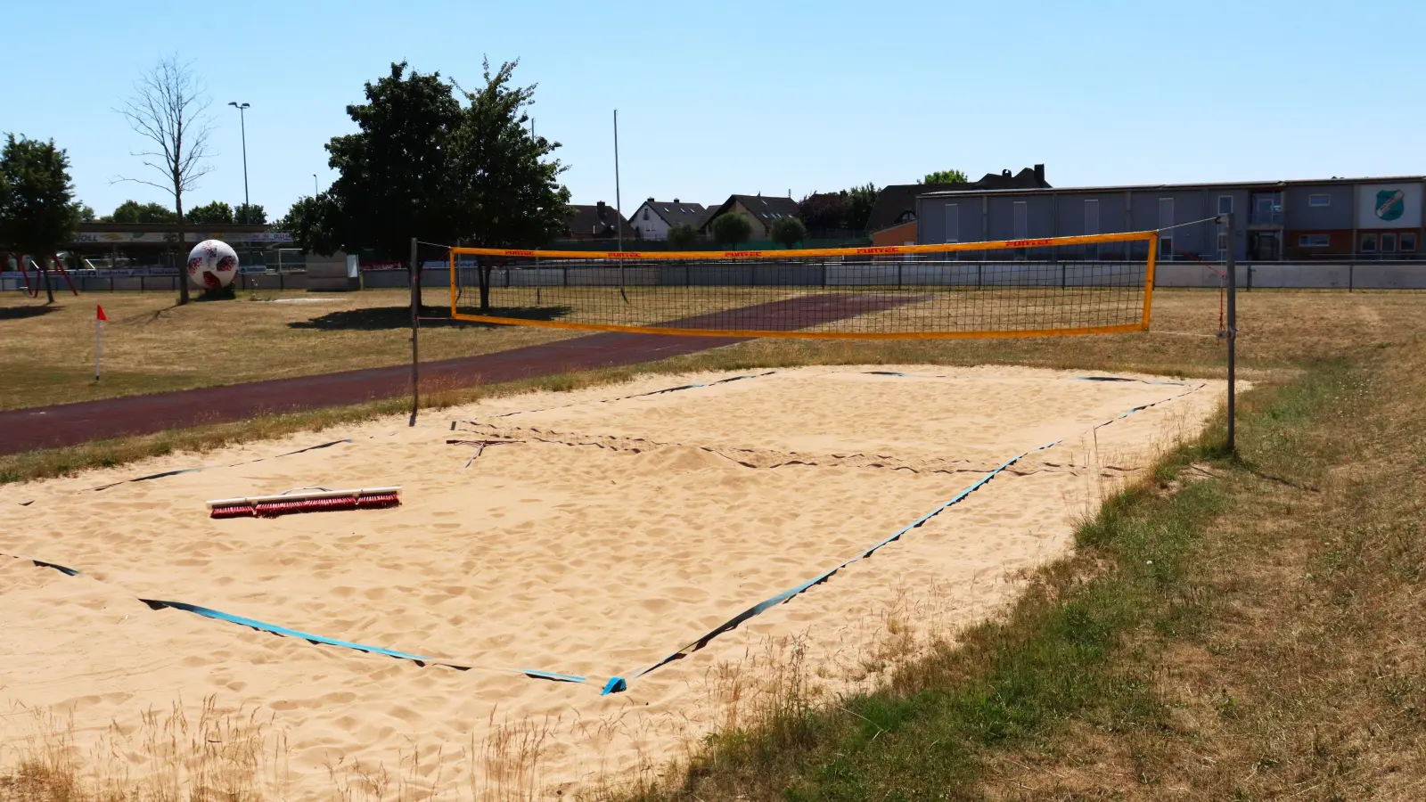 Neue Pläne: Dort, wo bislang das Beach-Volleyballfeld in Wolframs-Eschenbach ist, soll eine Soccer Arena gebaut werden. (Foto: Antonia Müller)