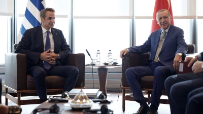 Griechenlands Ministerpräsident Kyriakos Mitsotakis (l) und der türkische Präsident Recep Tayyip Erdogan planen ein gemeinsames Treffen. (Foto: Dimitris Papamitsos/Greek Prime Minister's Office/AP/dpa)