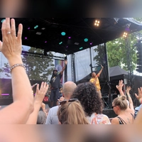 Die New Yorker Band Gangstagrass setzte politische Statements – und studierte mit dem Publikum eine kleine Choreografie ein. (Foto: Annika Meder)