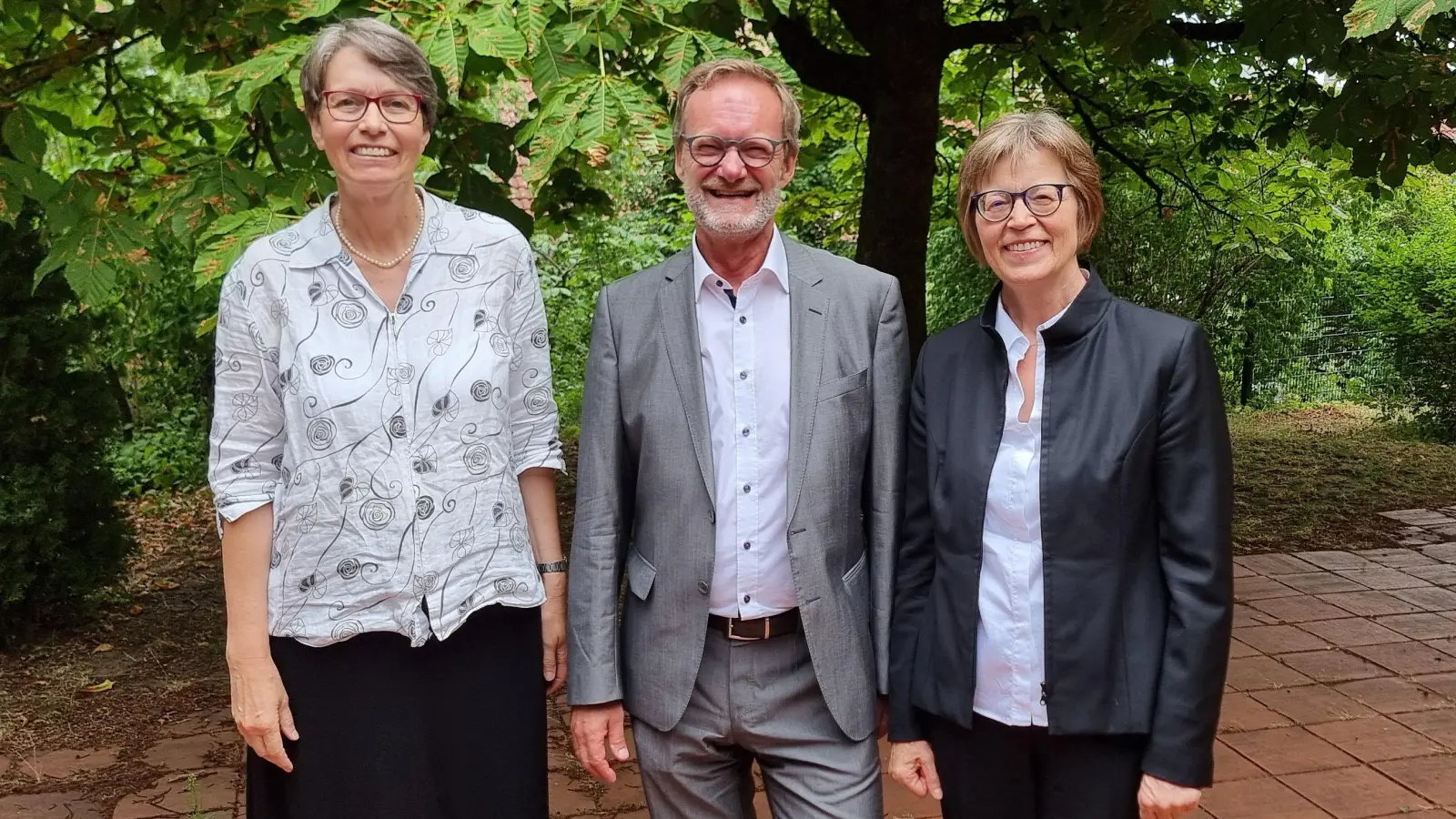 Kirchenrätin Katrin Hussmann (links) verabschiedete Schulreferent Uwe Schlosser (Mitte) gemeinsam mit Regionalbischöfin Gisela Bornowski (rechts).  (Foto: Dr. Gerhard Gronauer)