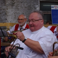 Pfarrer Dr. Johannes Wachowski (Mitte) spielt gerne bei der Kirchweih unter den Musikfreunden Unternbibert mit. (Foto: Harald Beck)