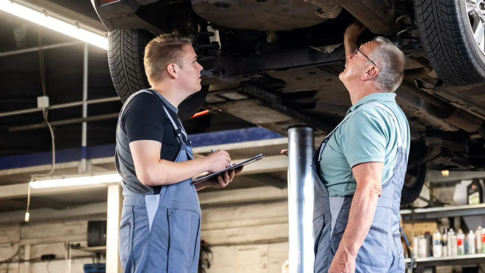 Generationenübergreifende Zusammenarbeit in der Automontage: Während oft von Konflikten zwischen Jung und Alt die Rede ist, zeigt die Realität am Arbeitsplatz ein anderes Bild. (Foto: Benjamin Nolte/dpa-tmn)