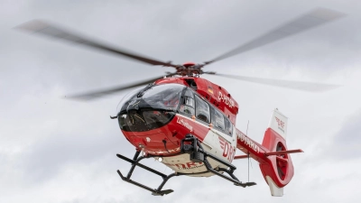 Rettungskräfte bargen den Mann und flogen ihn per Hubschrauber in ein Krankenhaus. (Symbolbild)  (Foto: Daniel Karmann/dpa)