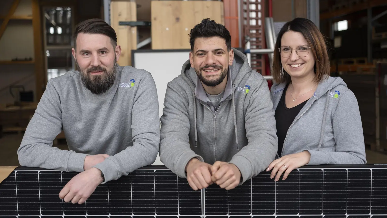 Nour Jenniat – eingerahmt von Phasenwerk-Chef Patrick Müller und der Personalverantwortlichen Ivy Flauger – hat seinen Platz in der Neustädter Arbeitswelt gefunden. (Foto: Andreas Riedel)