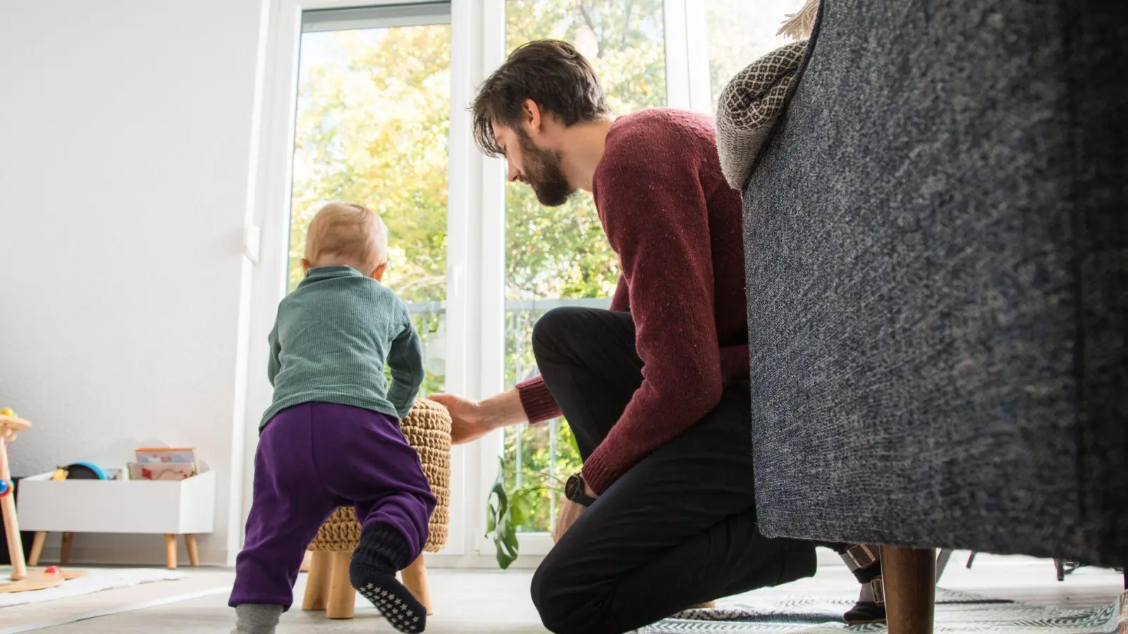 Stromunfälle vermeiden: In allen Kindern zugänglichen Räumen sollten geschützte Steckdosen installiert werden. (Foto: Christin Klose/dpa-tmn)