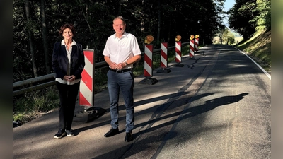 Diebachs Bürgermeisterin Gabriele Hofacker und Landrat Dr. Jürgen Ludwig trafen sich an der Kreisstraße AN7. In diesem Bereich beginnt die Sanierung der Böschung. (Foto: Landratsamt Ansbach/Nina Auernhammer)