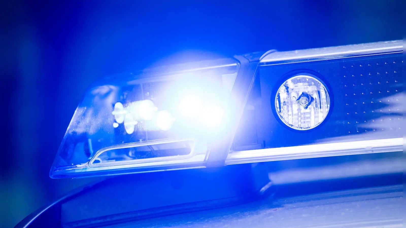 Die Polizei ließ den Bereich um den Brunnenschacht absperren. (Symbolbild) (Foto: Lino Mirgeler/dpa)