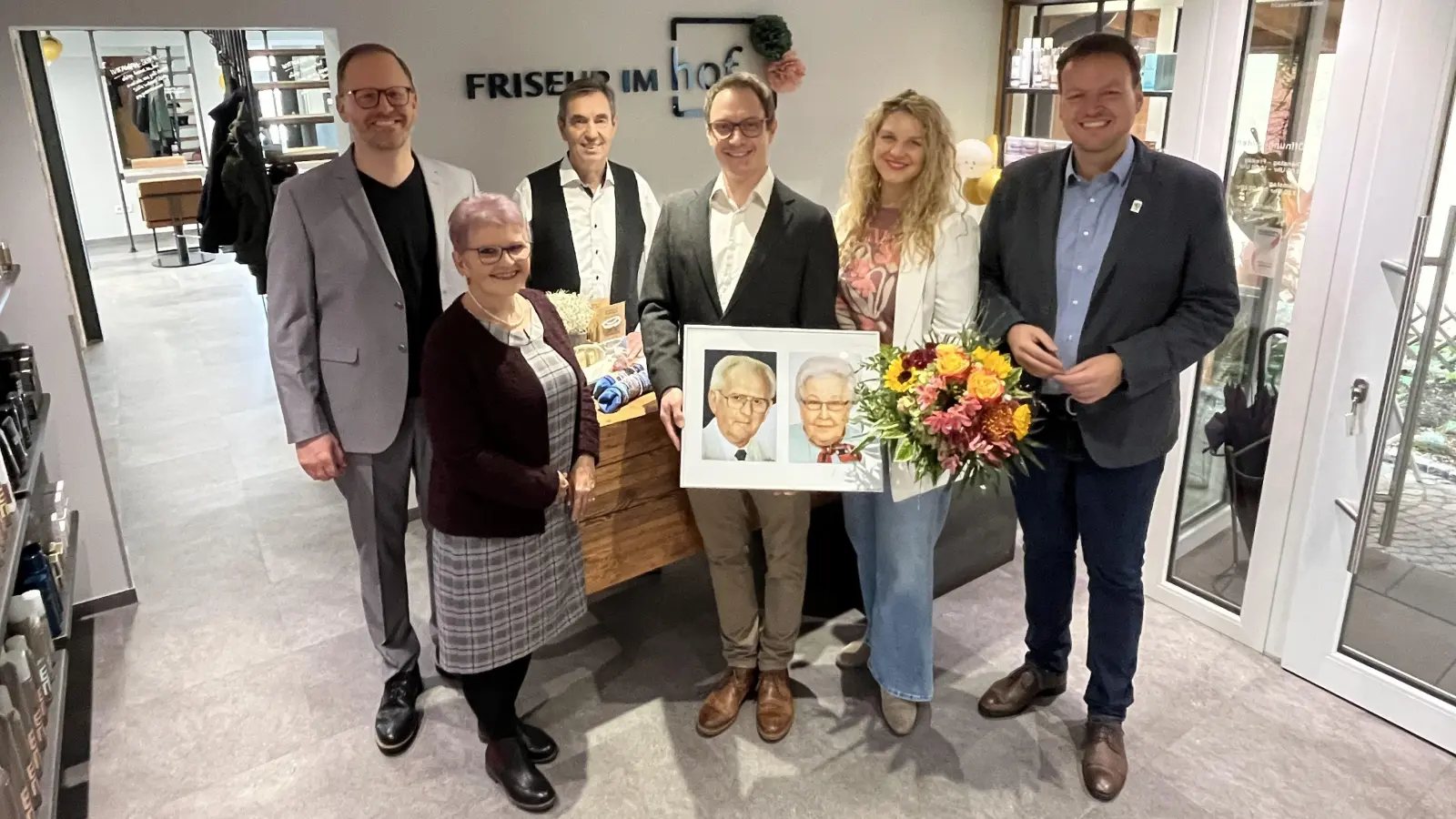 Von der ersten Generation bis heute: Die Familie Thomas sorgt seit 75 Jahren für Frisuren und eine familiäre Atmosphäre. Der Betrieb startete 1950 mit Irmgard und Lorenz Kirchhöfer. (Foto: Volker Raab)