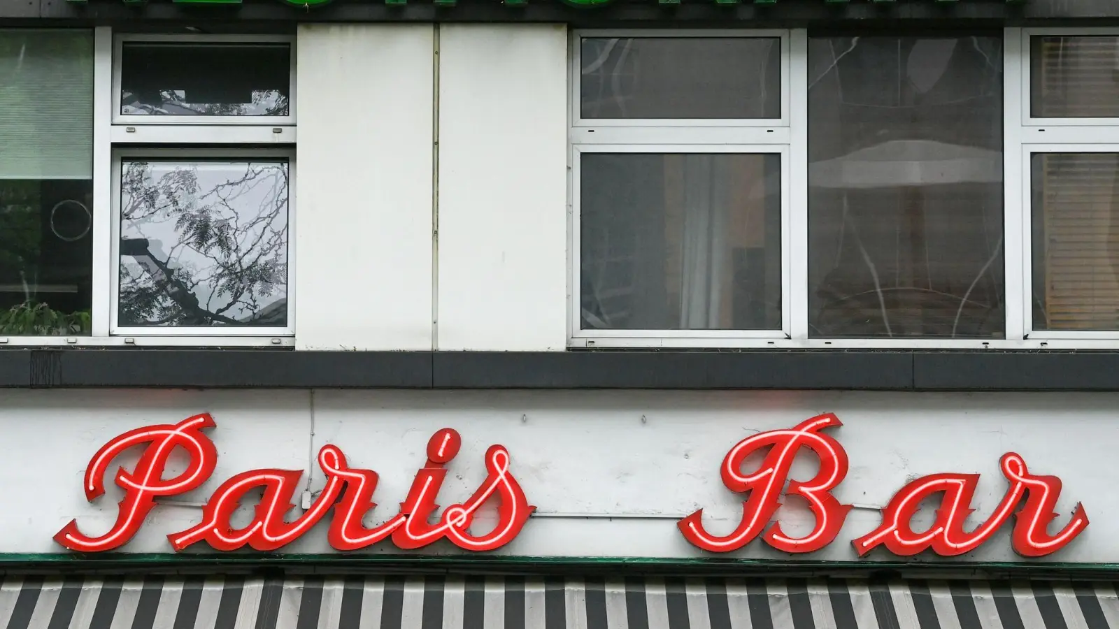 Der Schriftzug „Restaurant Paris Bar“ in der Kantstraße (Berlin). (Foto: Jens Kalaene/dpa)